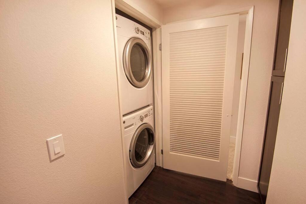 Large 2 Bed -2 Bath On Wilshire Corridor - S Apartment