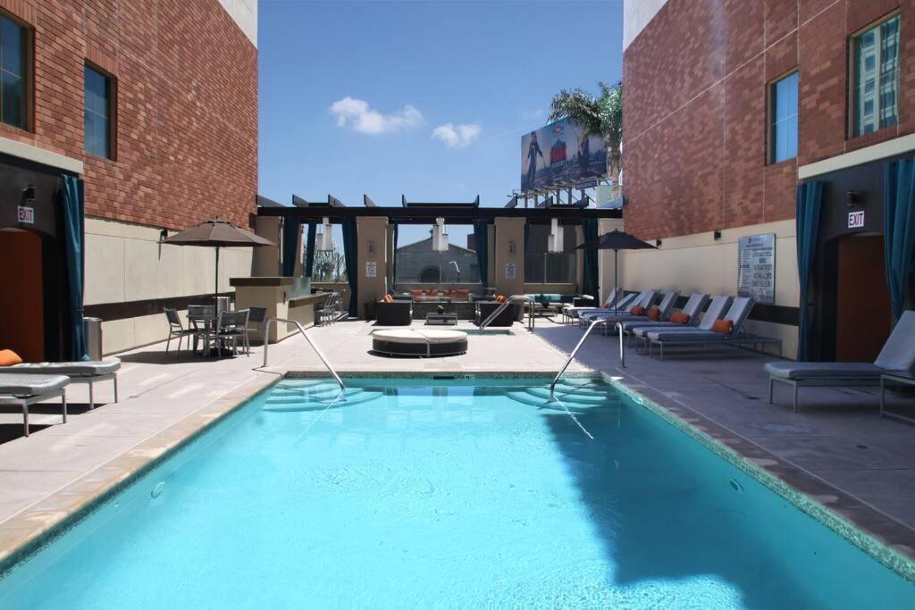 Large 2 Bed -2 Bath On Wilshire Corridor - S Apartment