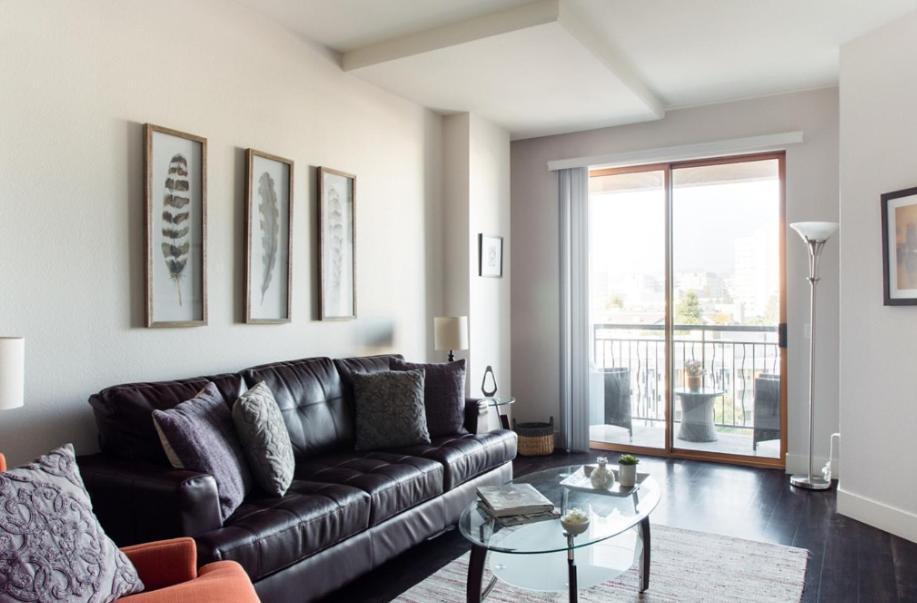Apartment Large 2 Bed -2 Bath On Wilshire Corridor - S *