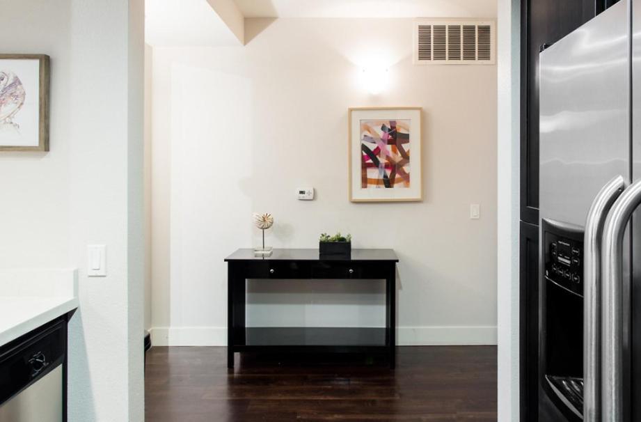 Apartment Large 2 Bed -2 Bath On Wilshire Corridor - S